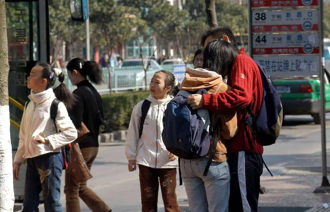 孩子早恋怎么办，学会这三招让孩子轻松走出早恋