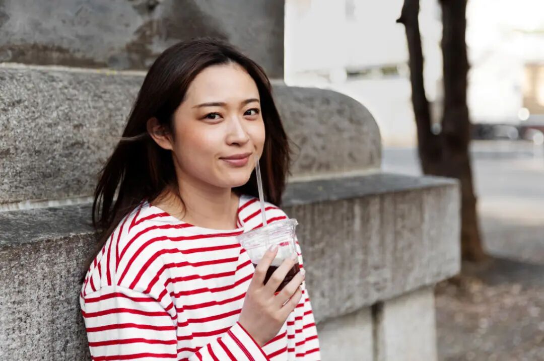 心理学上有个词叫：悖论干预（如果家里有一个休学躺平的孩子，不要硬刚，也别轻易妥协，只需要记住“悖论干预”）