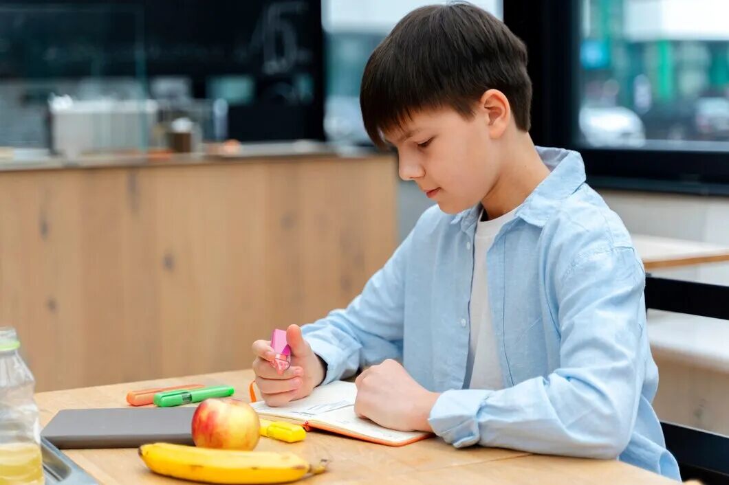 休学的四大误区：警惕带娃掉进休学的坑里。不建议共情，也不要长期请假，要按复学的八个条件帮助孩子尽快复学