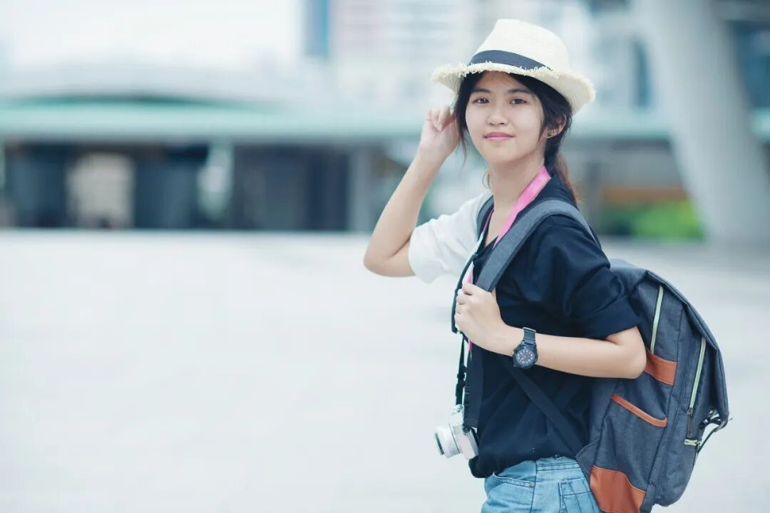 14岁女儿休学躺平，我月薪几千，她张口就要6000买新手机，还拿“不上学”威胁全家。老公一巴掌扇过去：“你再矫情试试！”我反而笑了